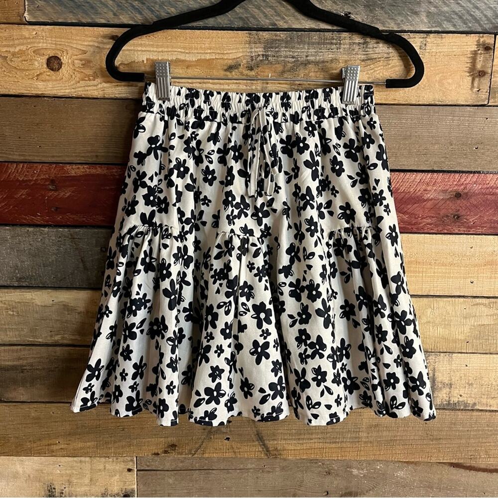 Kendall‎ + Kylie White And Black Floral Skirt Size Small